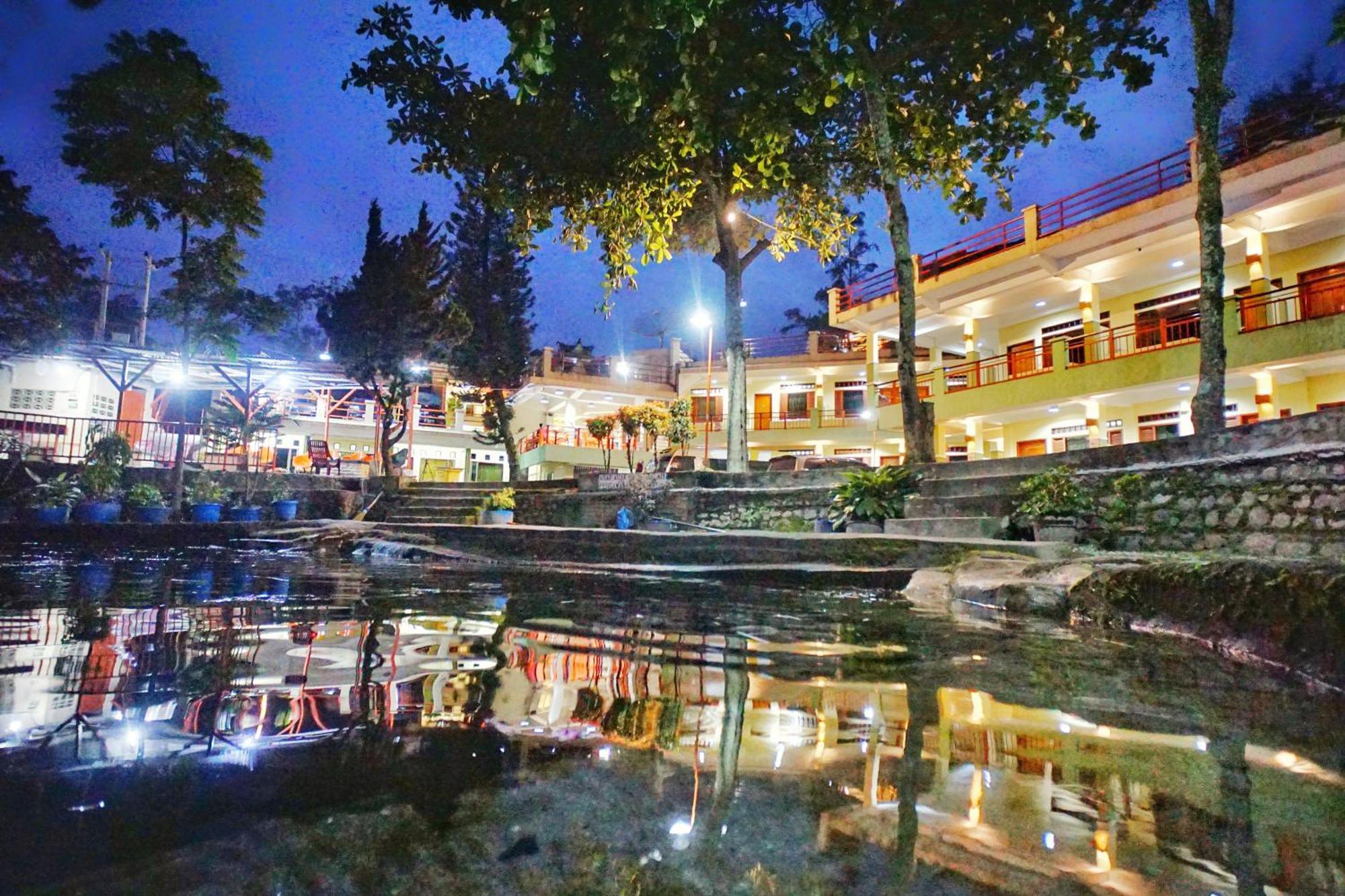 Pandu Lakeside Hotel Parapat Extérieur photo