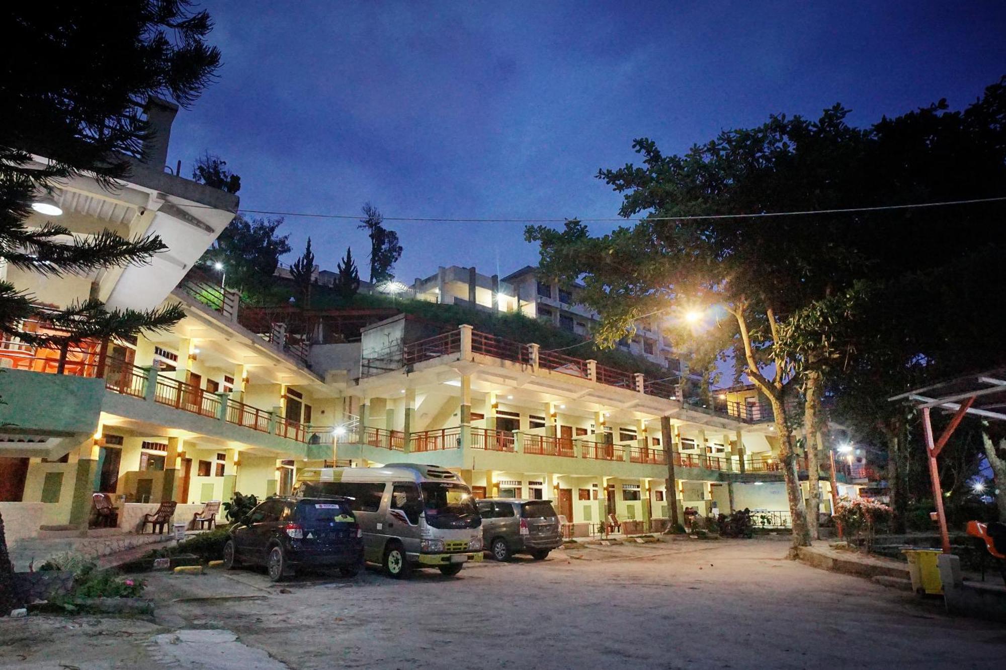 Pandu Lakeside Hotel Parapat Extérieur photo