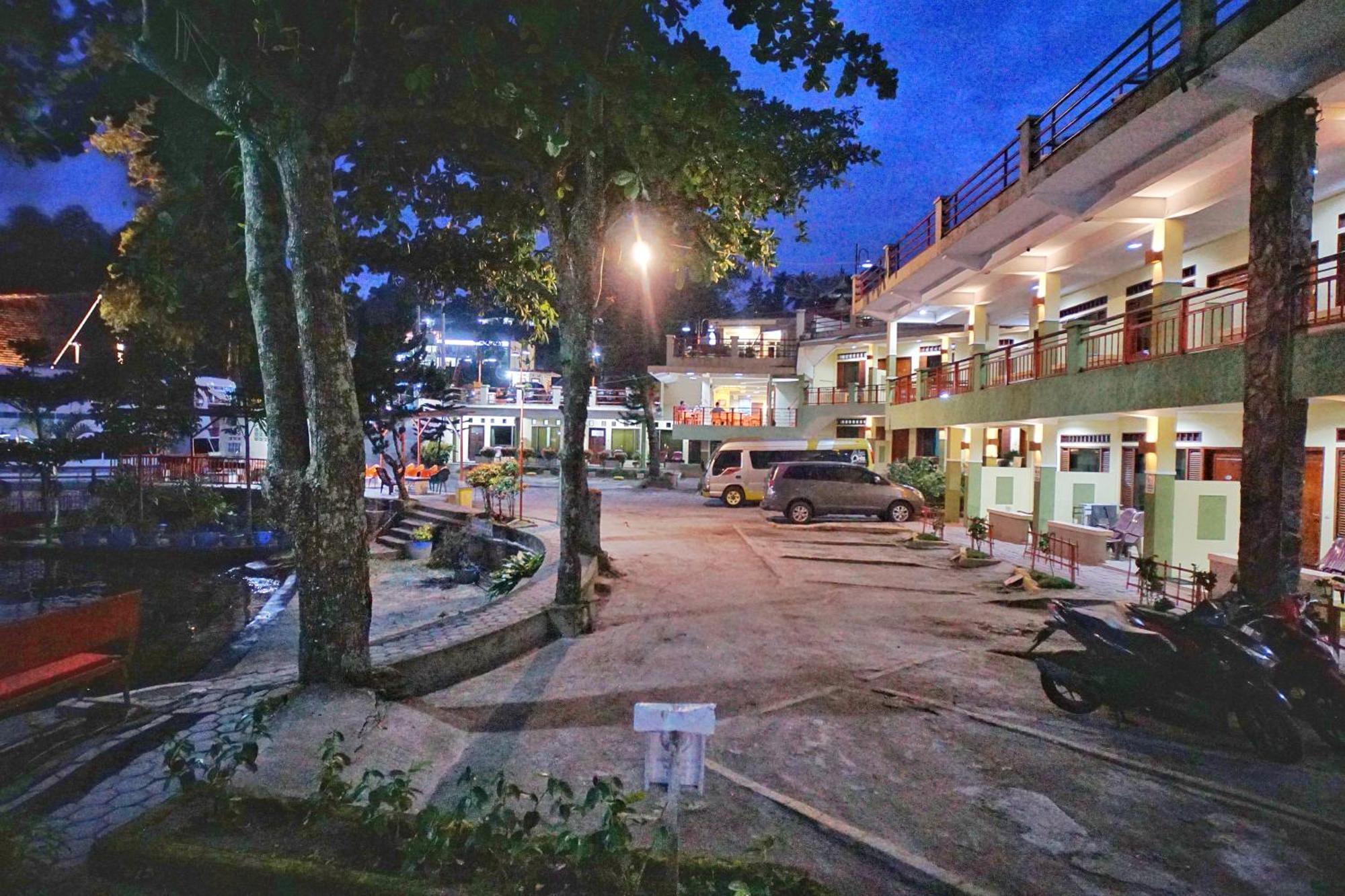 Pandu Lakeside Hotel Parapat Extérieur photo