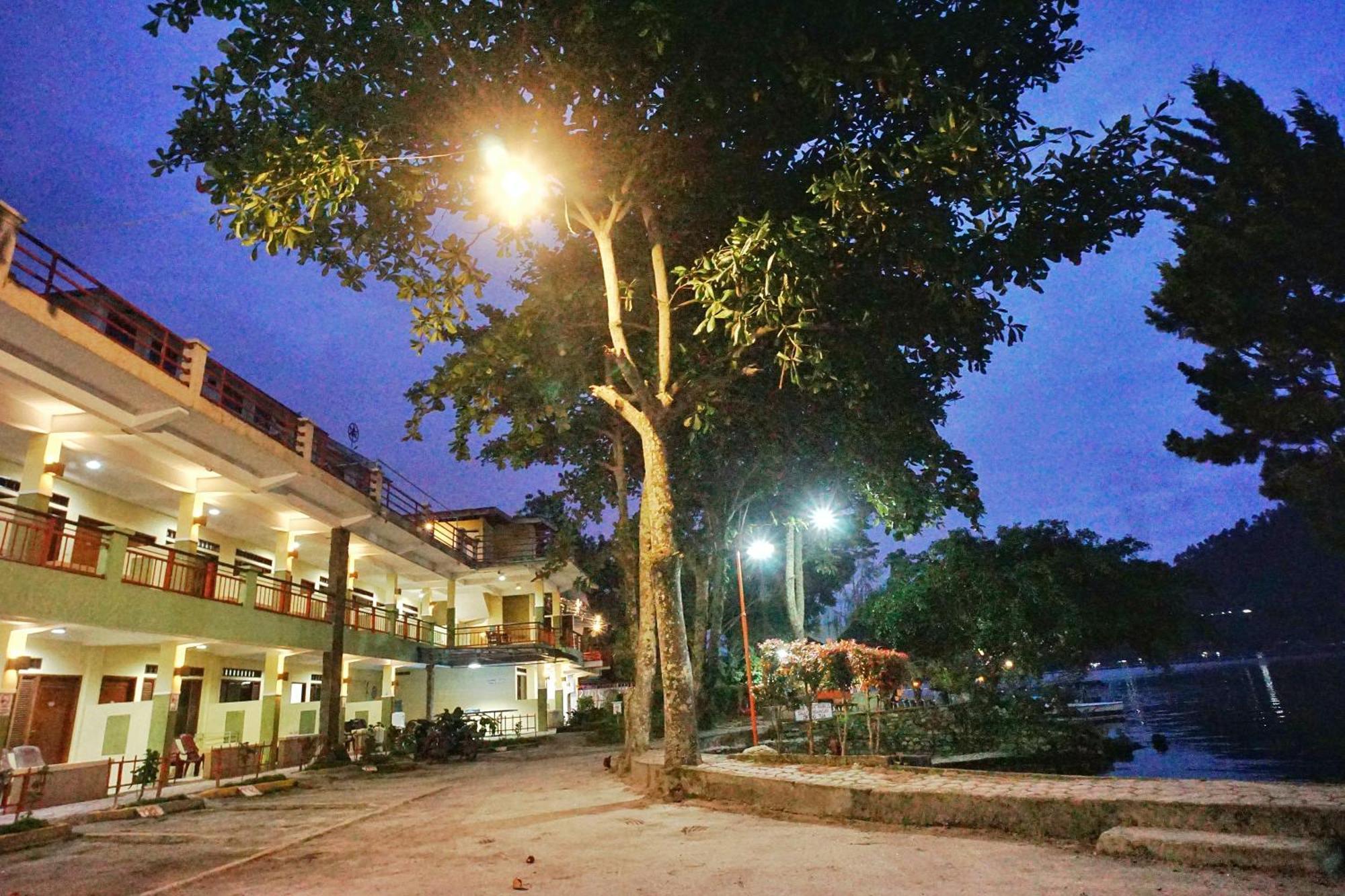 Pandu Lakeside Hotel Parapat Extérieur photo