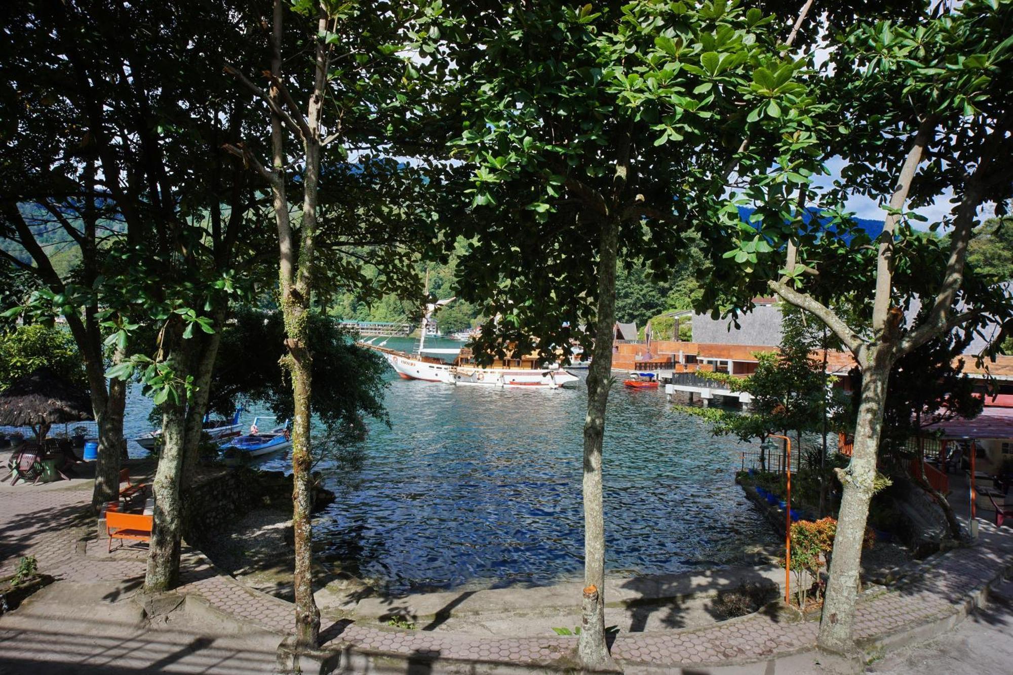 Pandu Lakeside Hotel Parapat Extérieur photo