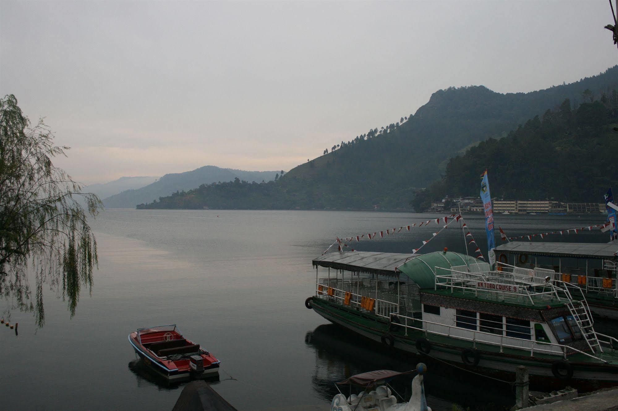 Pandu Lakeside Hotel Parapat Extérieur photo