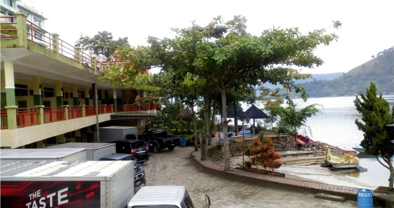 Pandu Lakeside Hotel Parapat Extérieur photo